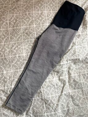 Over the belly Cropped Maternity leggings size M